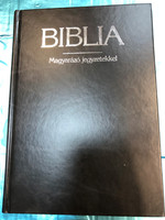 Biblia magyarázó jegyzetekkel - Hungarian Holy Bible with explanation notes from Stuttgarter Erklärungsbibel / HunÚj 1990 Translation / Hardcover - black / Magyar Bibliatársulat / Kálvin kiadó (9789633009963)