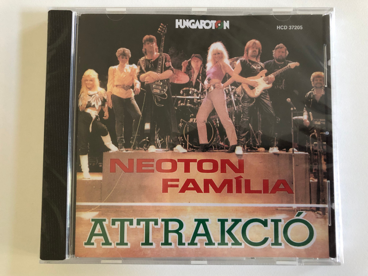 https://cdn10.bigcommerce.com/s-62bdpkt7pb/products/31307/images/184351/Neoton_Famlia_Attrakci_Hungaroton_Audio_CD_1988_HCD_37205_1__68663.1626083570.1280.1280.JPG?c=2&_gl=1*p9xavl*_ga*NDg1MzE1MTc1LjE2MjYxMDQ2NzA.*_ga_WS2VZYPC6G*MTYyNjEwNDY3MC4xLjEuMTYyNjEwNTI1MC42MA..
