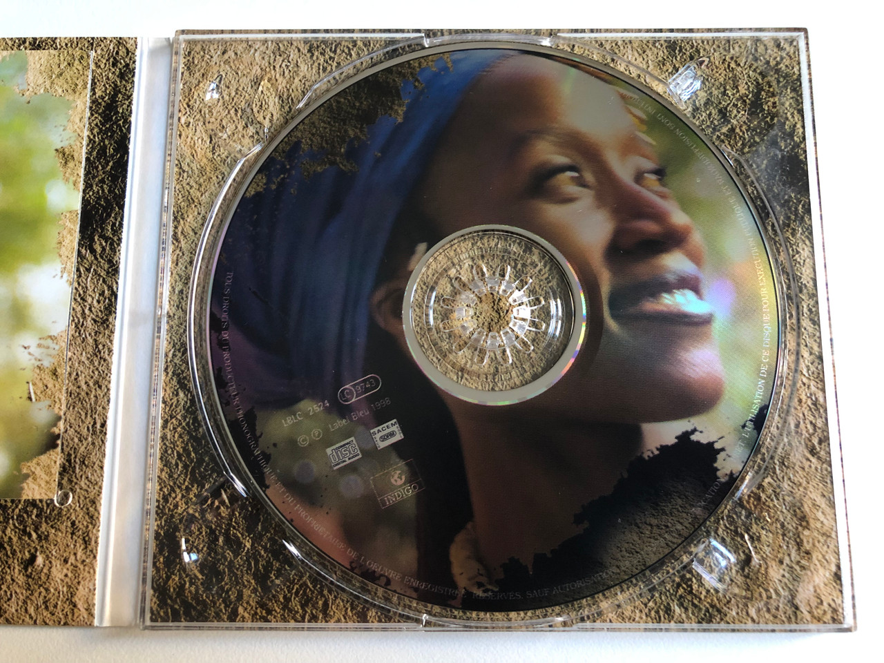 https://cdn10.bigcommerce.com/s-62bdpkt7pb/products/32653/images/191904/Rokia_Traor_Mounessa_Indigo_Audio_CD_1998_LBLC_2524_3__36214.1632112499.1280.1280.JPG?c=2&_gl=1*aripch*_ga*MjA2NTIxMjE2MC4xNTkwNTEyNTMy*_ga_WS2VZYPC6G*MTYzMjExMDczNi44OS4xLjE2MzIxMTI2MDQuMjk.