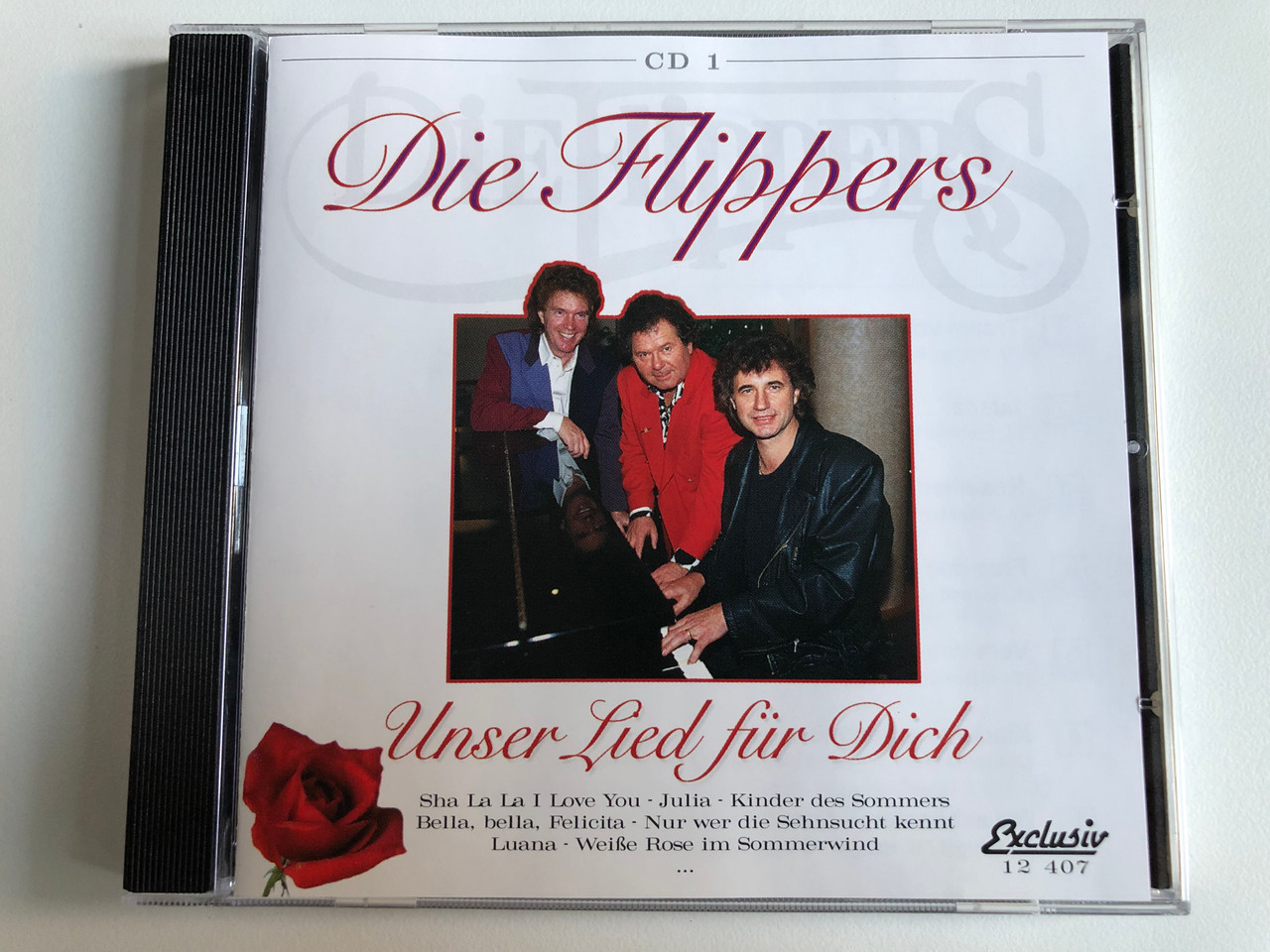 https://cdn10.bigcommerce.com/s-62bdpkt7pb/products/43236/images/234621/Die_Flippers_Unser_Lied_Fur_Dich_-_CD_1_Sha_La_La_I_Love_You_Julia_Kinder_Des_Sommers_Bella_Bella_Felicita_Nur_Wer_Die_Sehnsucht_Kennt_Luana_Weie_Rose_Im_Sommerwind_Exclusiv_Aud_1__08630.1655389235.1280.1280.JPG?c=2&_gl=1*co00ko*_ga*MjA2NTIxMjE2MC4xNTkwNTEyNTMy*_ga_WS2VZYPC6G*MTY1NTM4MzgxNS40MzkuMS4xNjU1Mzg5MjMwLjYw