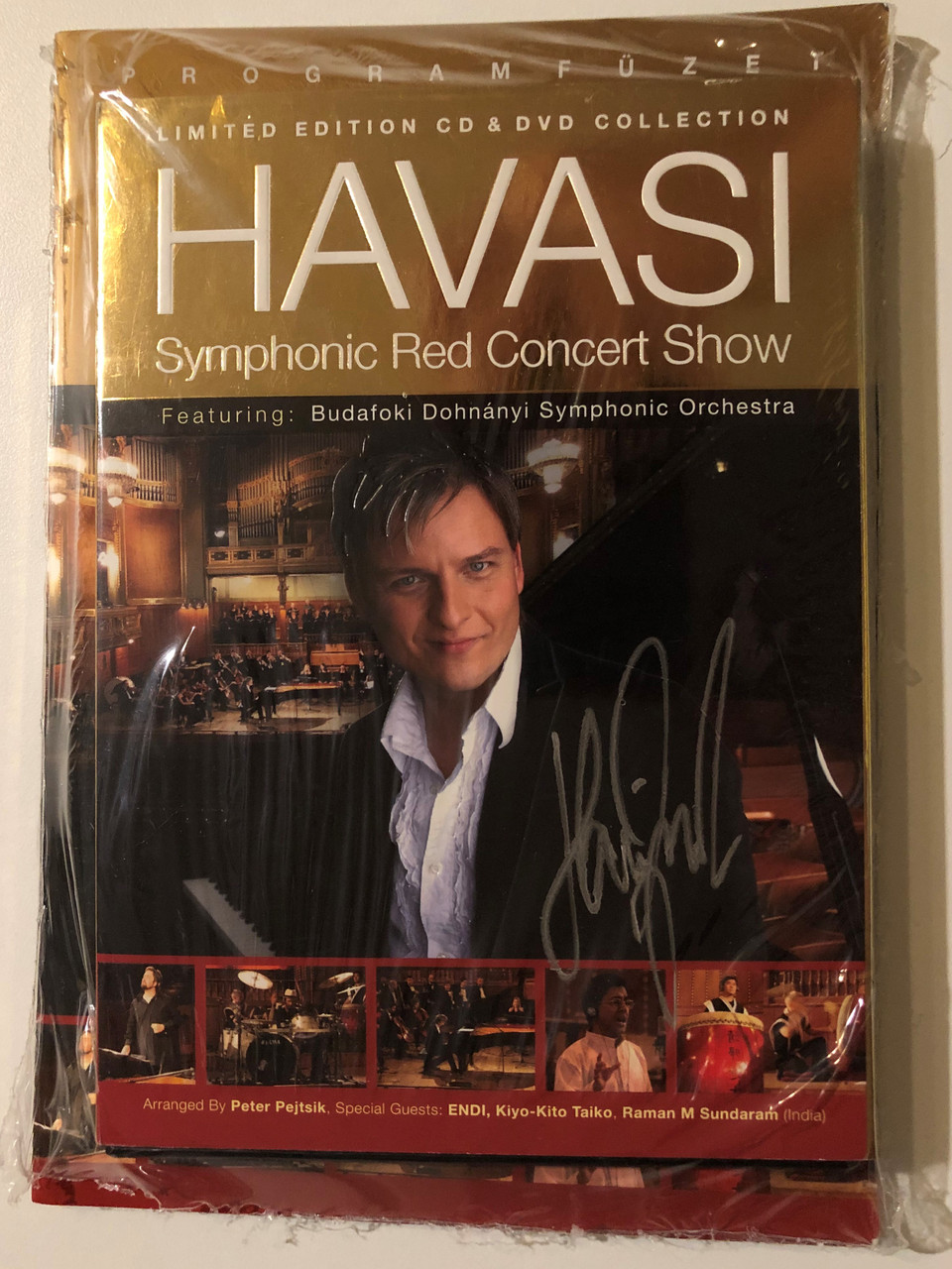 https://cdn10.bigcommerce.com/s-62bdpkt7pb/products/52490/images/266245/Havasi_Balzs_Symphonic_Red_Concert_Show_LIMITED_EDITION_CD_DVD_The_Fastest_Pianist_of_the_World_Dedikalt_Signed_by_Havasi_1__28462.1676176864.1280.1280.JPG?c=2&_gl=1*1b01yyc*_ga*MjAyOTE0ODY1OS4xNTkyNDY2ODc5*_ga_WS2VZYPC6G*MTY3NjE3NTczMi4yODI0LjEuMTY3NjE3Njg3MC42MC4wLjA.