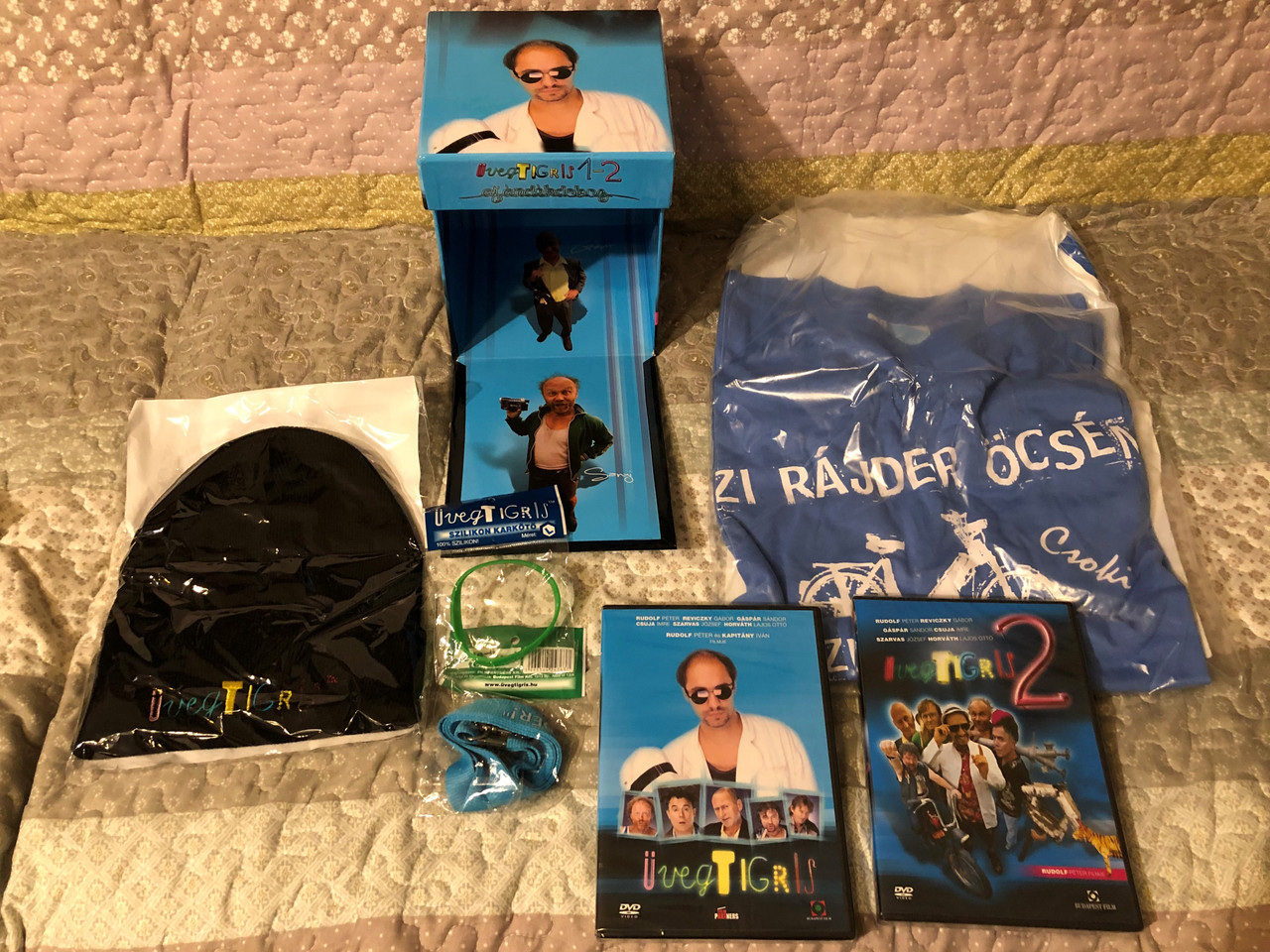 https://cdn10.bigcommerce.com/s-62bdpkt7pb/products/52611/images/266751/vegtigris_1-2._dszdoboz_DVD_Gift_Box_-_Ajandekdobz_-_T-Shirt_Sapka_Karkoto_Telefontarto_Csuja_Imre_Gspr_Sndor_Reviczky_9__07864.1676534532.1280.1280.JPG?c=2&_gl=1*igw2tw*_ga*MjAyOTE0ODY1OS4xNTkyNDY2ODc5*_ga_WS2VZYPC6G*MTY3NjUzMTg2NC4yODU2LjEuMTY3NjUzNDU1Mi41NS4wLjA.
