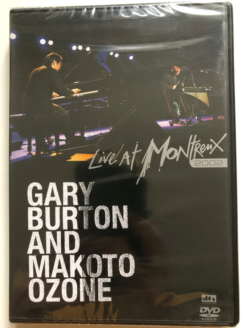 https://cdn10.bigcommerce.com/s-62bdpkt7pb/products/52615/images/266776/a_Gary_Burton_Makoto_Ozone_Live_At_Montreux_2002_DVD_3298494263200_1__62458.1676540137.1280.1280.JPG?c=2&_gl=1*7w05c5*_ga*MjAyOTE0ODY1OS4xNTkyNDY2ODc5*_ga_WS2VZYPC6G*MTY3NjUzODUxMS4yODU3LjEuMTY3NjU0MDEzNS4yMy4wLjA.