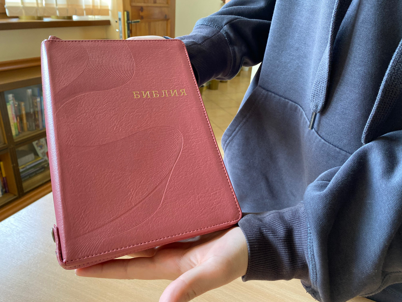 https://cdn10.bigcommerce.com/s-62bdpkt7pb/products/52959/images/268977/Pink_Russian_Bible_with_family_pages_gift_wedding_children_events_Pink_Leather_bound_with_zippe_indexes_buttonr_and_golden_edges_Mid_Size_19__97465.1678103875.1280.1280.JPG?c=2&_gl=1*qcubhb*_ga*MjAyOTE0ODY1OS4xNTkyNDY2ODc5*_ga_WS2VZYPC6G*MTY3ODEzNzA5NS4yOTQ5LjEuMTY3ODEzOTQzMS4yOS4wLjA.