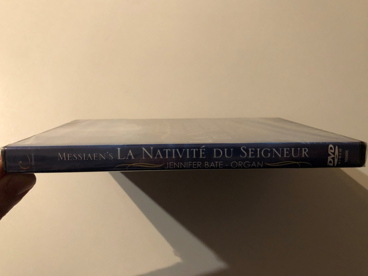 https://cdn10.bigcommerce.com/s-62bdpkt7pb/products/53436/images/271211/Messiaen_-_La_Nativite_Du_Seigneur_by_Jennifer_Bate_organ_Recorded_Live_f_1__31075.1680094330.1280.1280.JPG?c=2&_gl=1*1o6vswv*_ga*MzA5MjcwMDY5LjE2Nzk3NDk1MDE.*_ga_WS2VZYPC6G*MTY4MDA4OTM5MC40LjEuMTY4MDA5NDM1Mi4xNi4wLjA.