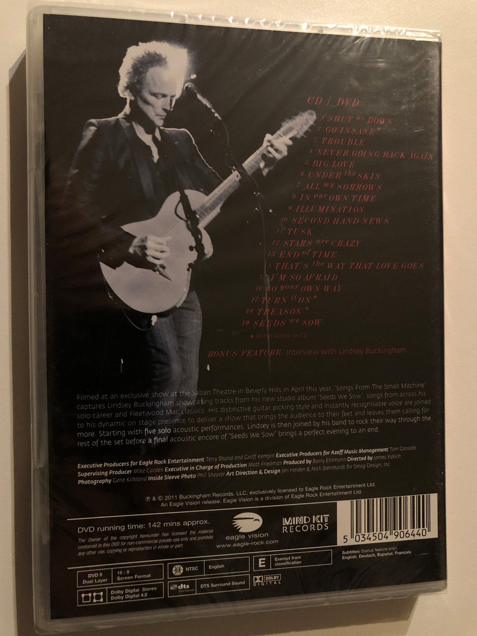 https://cdn10.bigcommerce.com/s-62bdpkt7pb/products/53438/images/271217/ongs_From_the_Small_Machine_Live_in_L.A._Lindsey_Buckingham_Actor_Direc_3__96561.1680095545.1280.1280.JPG?c=2&_gl=1*uzrndj*_ga*MzA5MjcwMDY5LjE2Nzk3NDk1MDE.*_ga_WS2VZYPC6G*MTY4MDA4OTM5MC40LjEuMTY4MDA5NTU1MS4xNy4wLjA.