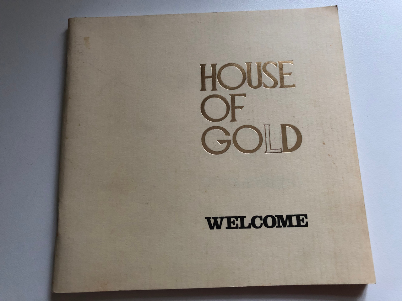 House_of_Gold_Welcome_by_Jan_Rouw_Published_by_CHAPTER_TWO_First_published_in_Canada_1981_by_Nathanael_Literature_Distributors_Reprinted_1984_and_1988_2__67363.1690599378.1280.1280.JPG (1280×960)