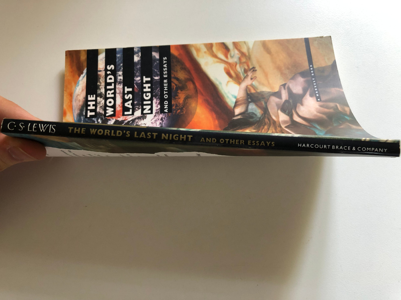 The_Worlds_Last_Night_And_Other_Essays_by_C.S._Lewis_Cover_art_by_David_Kahl_A_HARVEST_BOOK_HARCOURT_BRACE_COMPANY_3__94143.1691237669.1280.1280.JPG (1280×960)
