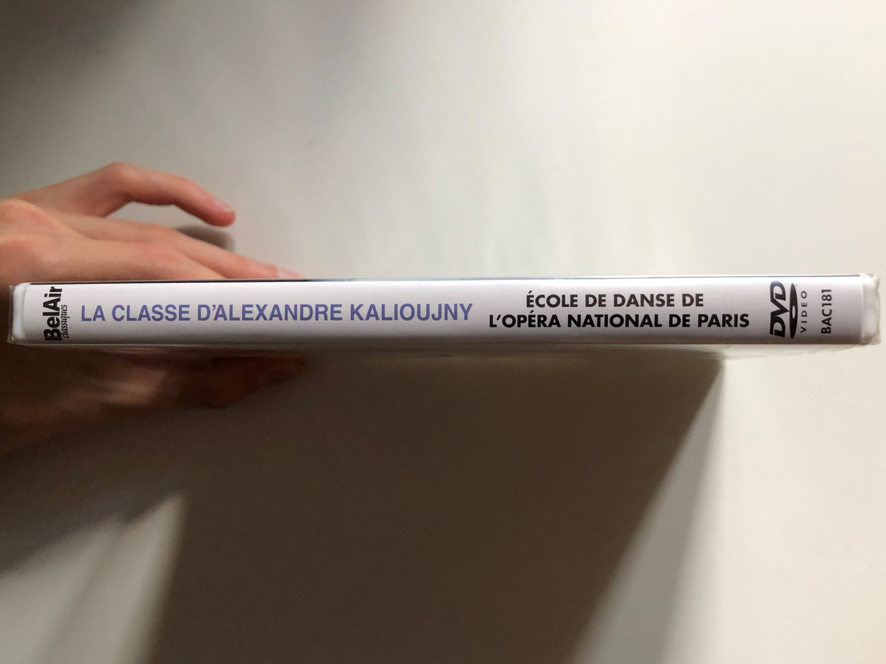 La_Classe_dAlexandre_Kalioujny_THE_CLASS_OF_ALEXANDRE_KALIOUJNY_Dance_lessons_according_to_the_method_of_Alexandre_Kalioujny_Filmed_at_the_Paris_Opera_Ballet_School_PARIS_1__92570.1691724260.1280.1280.JPG (1280×960)