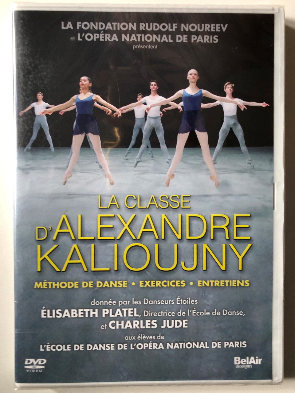 La_Classe_dAlexandre_Kalioujny_THE_CLASS_OF_ALEXANDRE_KALIOUJNY_Dance_lessons_according_to_the_method_of_Alexandre_Kalioujny_Filmed_at_the_Paris_Opera_Ballet_School_PARIS___54338.1691724262.1280.1280.JPG (960×1280)
