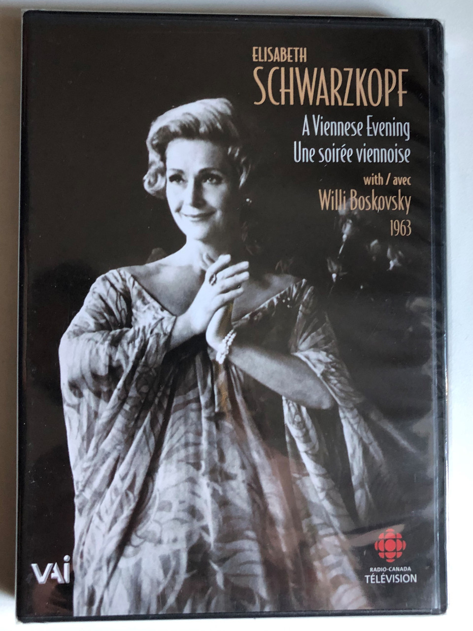 Elisabeth_Schwarzkopf_-_A_Viennese_Evening_with_Willi_Boskovsky_Elisabeth_Schwarzkopf_soprano_Willi_Boskovsky_conductor-chef_dorchestre_Radio-Canada_Orchestra_Telecast_of___09968.1691851010.1280.1280.JPG (960×1280)