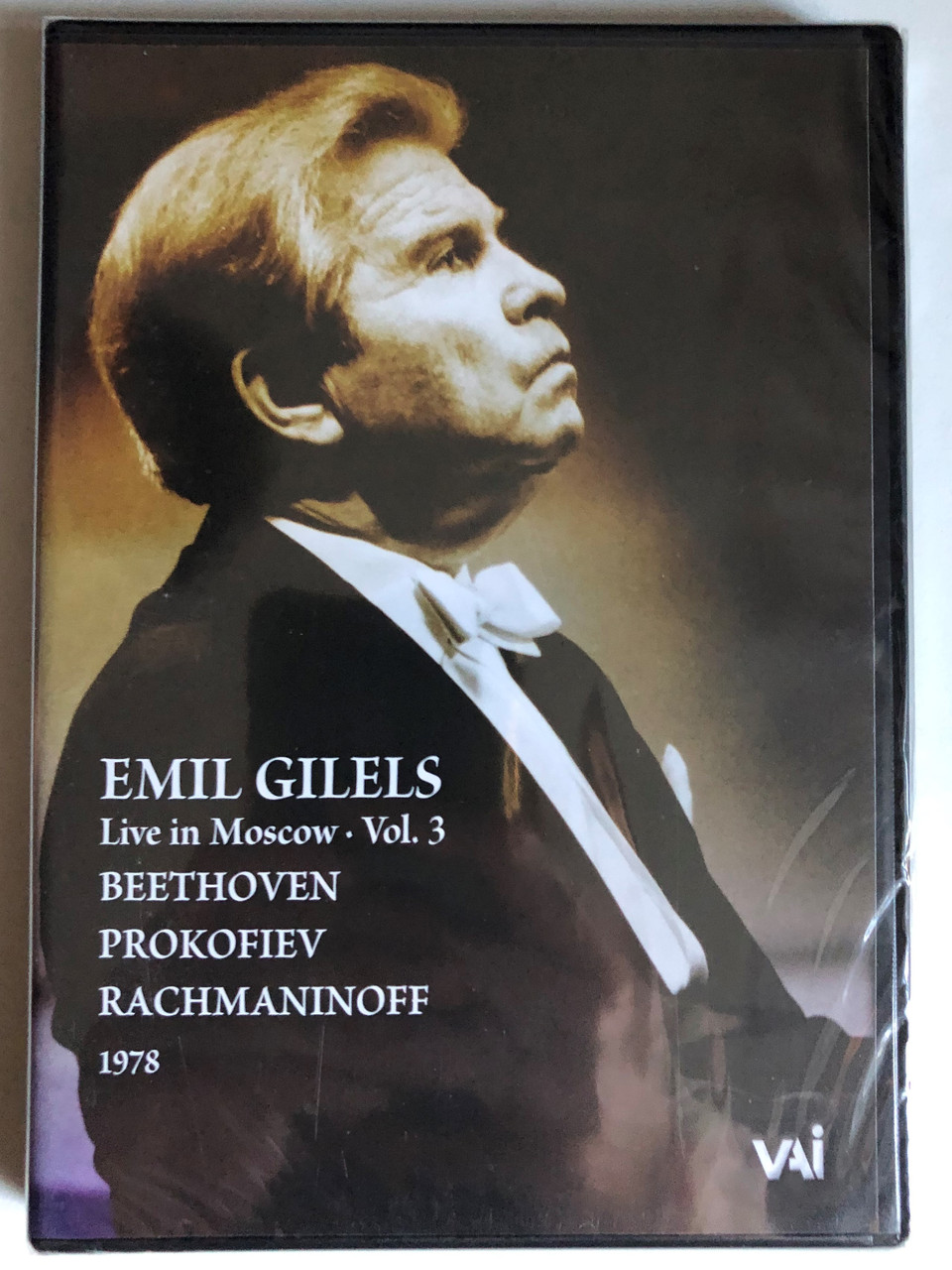 Emil_Gilels_Live_in_Moscow_Vol_3_Emil_Gilels_piano_Live_performance_1979_Great_Hall_of_the_Moscow_Conservatory_Packaging_design_and_DVD_authoring_2008_Video_Artists_Inte__59990.1691896488.1280.1280.JPG (960×1280)
