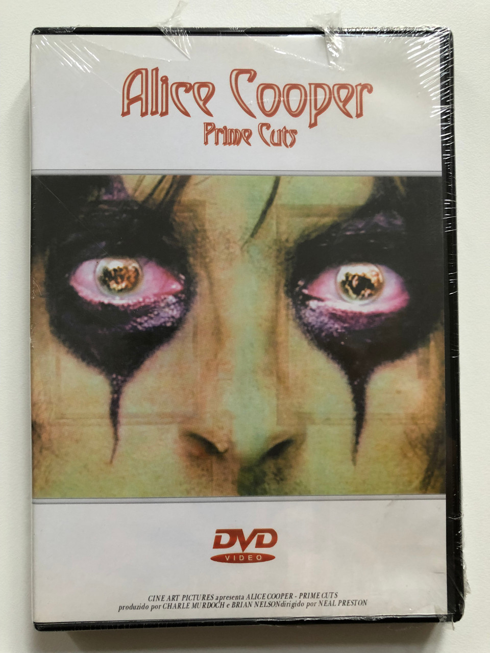 Alice_Cooper_-_Prime_Cuts_2006_The_living_legend_of_rock_on_a_never-before-seen_DVD_A_super_show_with_rare_performances_Interviews_with_Alice_and_guests_such_as_Sl___15528.1692420886.1280.1280.JPG (960×1280)