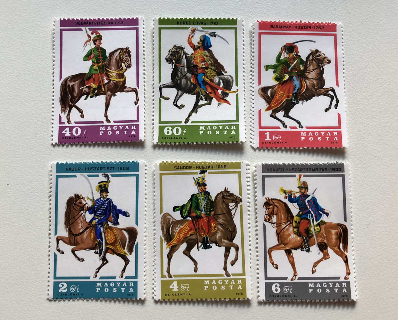 MAGYAR_POSTA_CZIGLENY_A._1978_VGVRI_VITZ-XVII._SZ._-_KURUC_LOVAS-1710_-_BARANYAY-HUSZAR-17___43784.1696932803.1280.1280.JPG (1280×1027)