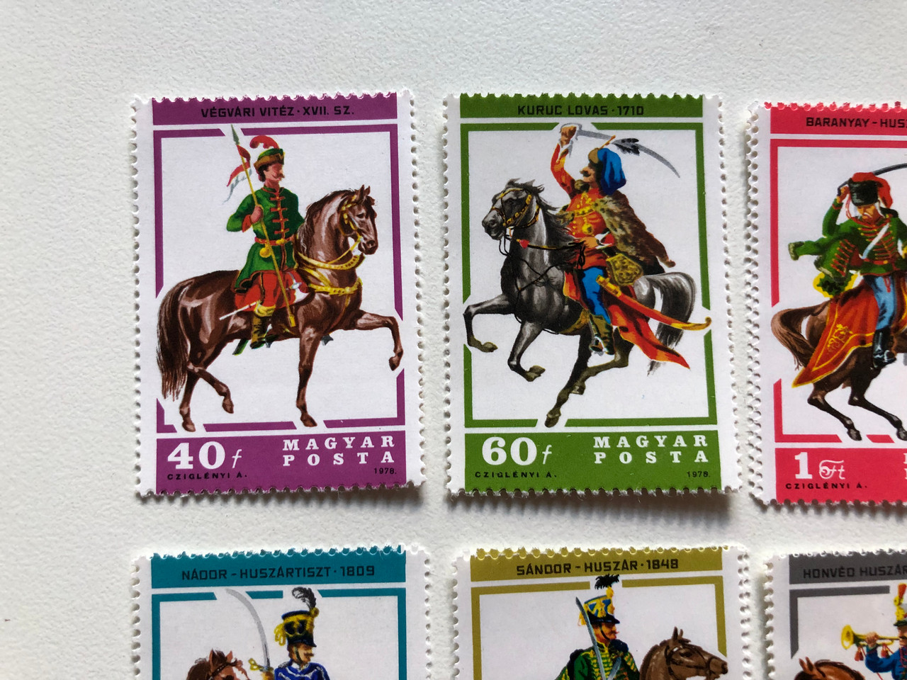 MAGYAR_POSTA_CZIGLENY_A._1978_VGVRI_VITZ-XVII._SZ._-_KURUC_LOVAS-1710_-_BARANYAY-HUSZAR-17_3__86725.1696932845.1280.1280.JPG (1280×960)