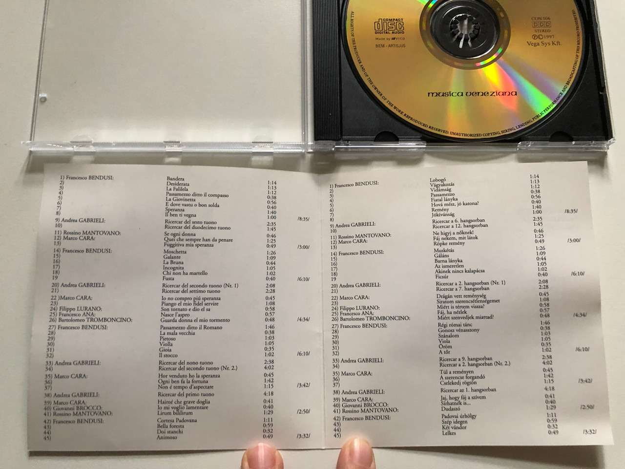 https://cdn10.bigcommerce.com/s-62bdpkt7pb/products/60613/images/306314/Musica_Veneziana_Velencei_Muzsika_-_Concentus_Consort_Vega_Sys_Kft._Audio_CD_1997_Stereo_CON_006_4__02885.1698319628.1280.1280.JPG?c=2
