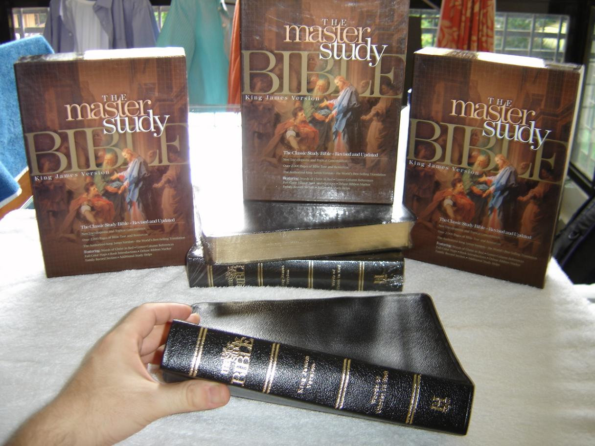 The Master Study Bible King James Version (KJV) Black Bonded Leather / With Bible Encyclopedia