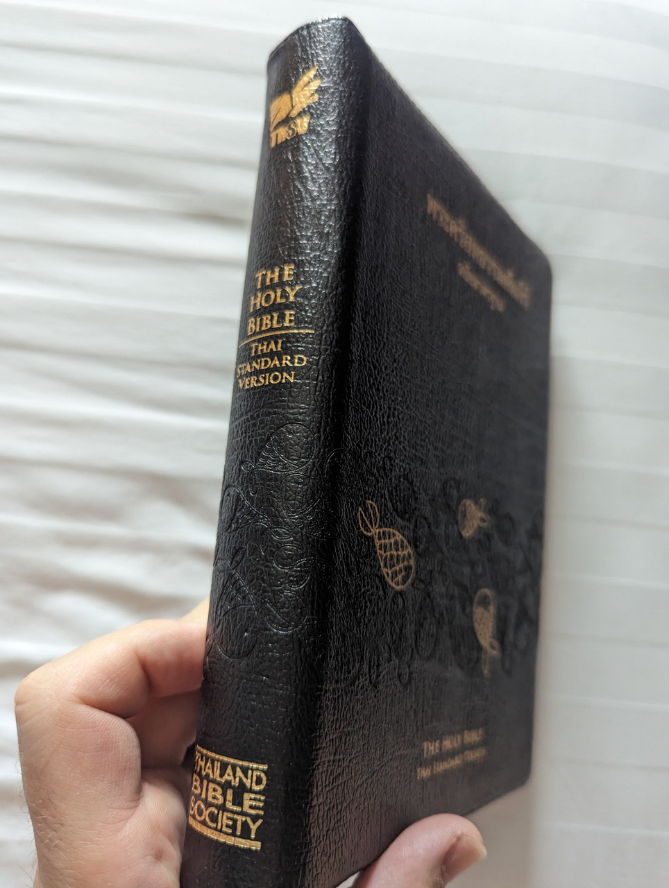 https://cdn10.bigcommerce.com/s-62bdpkt7pb/products/7535/images/311939/Thai_Standard_Version_THSV_Holy_Bible_Zippered_Black_Leather_with_Thumb_Index_2__34075.1699822553.1280.1280.jpg?c=2