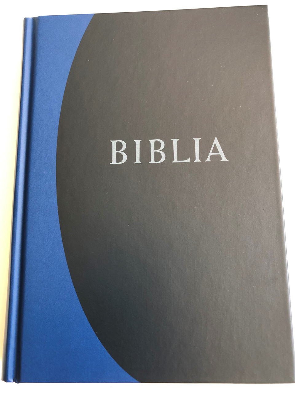 Hungarian Protestant Bible / Biblia RÚF 2014 / Hungarian language Bible Revised translation (2014) / Hardcover / Color maps, Section titles / Kálvin kiadó 2018 Blue-Black Mid-size (A/5)Biblia - Istennek az Ószövetségben és Újszövetségben adott kijelentése (RÚF 2014) / Hungarian language Bible Revised translation (2014) / Hardcover / Color maps, Section titles / Kálvin kiadó 2018Blue-Black Mid-size (A/5)Kék színben