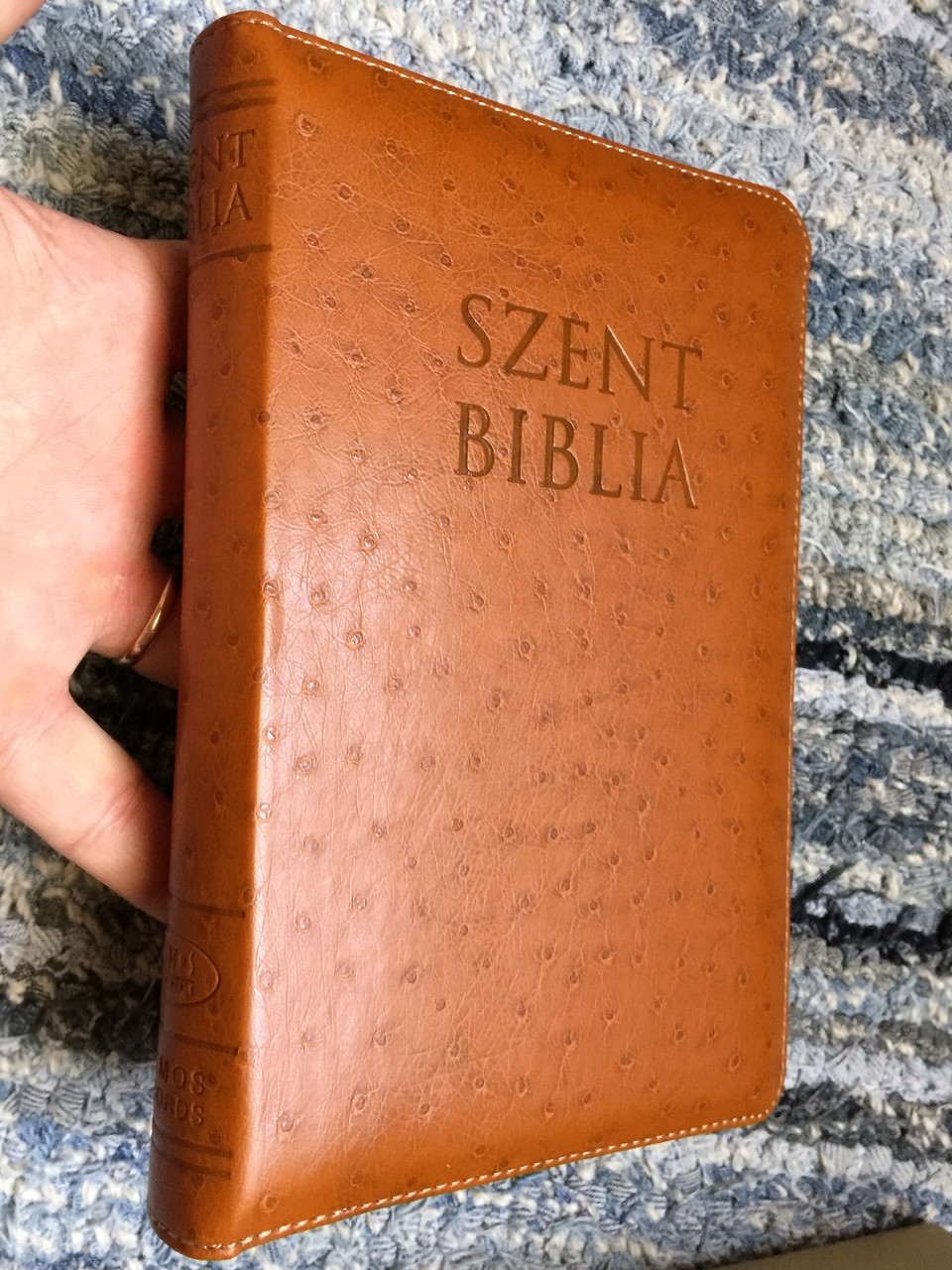 Hungarian Holy Bible, Brown Leather bound with Zipper and Thumb Index /  Közepes Szent Biblia Csokoládé Barna Regiszteres Cipzáras / Words of Christ  in Red / Golden Edges / Maps / Jézus