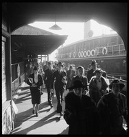 Morning commuters arriving at Circular Quay on the Kubu, 1938