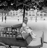 Waiting outside the Jeu de Paume, Tuileries Garden (Jardin des Tuileries), Paris, 1978