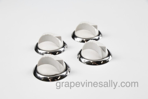 Set of 4 Flush Mount Original Vintage Roper Gas Stove Burner Control Knobs with Chrome Bezel Rings. We have reconditioned these knobs. This is a beautiful set.

Bezels Read: 'ON"  -  'OFF'

Fits the standard rear "D" valve stem - Diameter of rear bezel: 2.0"

GVS Reconditioned.