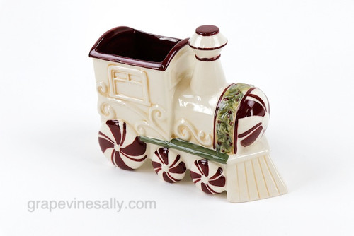 Ceramic Christmas Train Nut and Candy Holder
MEASUREMENTS: Length: 7.0" Width: 3.0" / Heigh: 6.0"