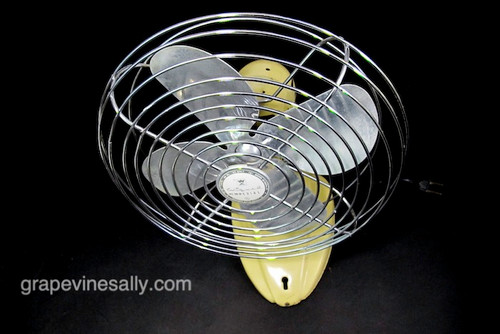 Working Vintage 1960's WIZARD Table Top Oscillating  Fan - 

MEASUREMENTS:
H 13"  /  Fan Guard W 12"  /  Fan Blade W 10"  /  D 8.0"

 