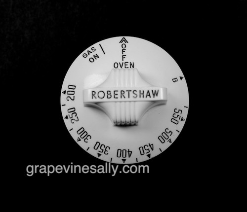 Original Reconditioned Vintage Robertshaw Classic Oven Gas Control Knob. We have re-conditioned this vintage Robertshaw oven knob. We have re-lettered this oven knob. There are no cracks or stains.
PLEASE NOTICE: Front knob face diameter is 2-3/8" - The rear stem length of this knob stem is 2-3/4". Diameter of rear stem is 5/8"