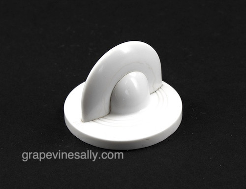 1930's - 1940's Vintage White Gas Stove Burner Control Knob.

Please view the rear side to be certain this knob will fit your gas valve stem.
Color: White
Diameter of rear: 1-3/4"