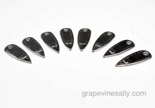 Original Used Chrome Vintage Western Holly Gas Stove Oven Door Handle Tear Drop Trim. Please see the last 4 photos that show these the with the handles - pictured handles are not included. These are a very rare find.

Also available in the store are new chromed door handles.
MEASUREMENTS: Overall Length - 3-1/2"

A new chromed set is also available in the store.
