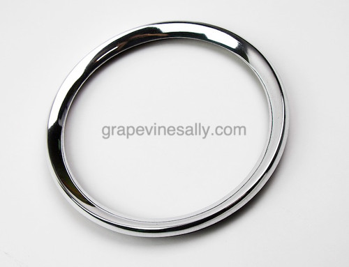 Beautifully Polished Original Vintage 40's - 50's Western Holly Stove Oven Door Window Round Glass Mounting Trim Ring. This is the outer trim ring.

MEASUREMENT: Outer Ring Diameter: 9.25" 