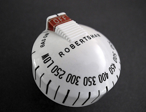 Original Reconditioned Vintage Robertshaw Classic Oven Gas Control Knob. This vintage knob has the original red "OFF" aluminum srtip. Very rare to find in such nice condition. We have re-conditioned this vintage Robertshaw original. There are no cracks, chips or stains - this knob has been re-lettered. Works with the original vintage Robertshaw Model BJ thermostats.

PLEASE NOTICE: The rear knob stem length is 1.0"