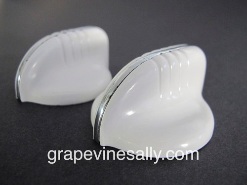 Set of 2 Original Vintage Wedgewood Stove FLUSH MOUNT Gas Control Knobs. There are no cracks, chips or stains - the rear "D's" are in excellent condition. PLEASE NOTE, Wedgewood used a 'flush mount' and an 'extended rear stem' style, please compare to the knobs you are replacing. This Wedgewood style does not accommodate a chrome bezel ring. 
