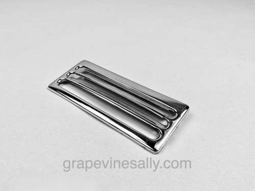 Vintage OKeefe & Merritt stove original used chrome stove top vent. This is the OK&M style vent with the thicker metal fins. This is a very nice bright and shiny used chrome vent -
Fits the vintage 1940's-50's O'Keefe & Merritt vintage stoves.

MEASUREMENTS: Width 6-1/8"  /  Depth 2-1/2"