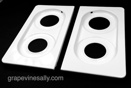 These are very nice USED PORCELAIN ENAMELED original vintage 1940's-50's Wedgewood stove tops. These fit the vintage 36" wide Wedgewood stoves. This set has the outer 1/4 round corners - they sit within your stove top frame that surrounds the entire stove top. (white porcelain enamel frames are available in store at this time) 

MEASUREMENTS: Length 20-1/2" / Width 11.0" - Grate Insets: Length 16-7/8" / Width 8-1/8" / Round Burner Holes: rear 4.25" front 4.75"

 