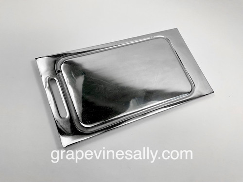 Very Nice Used Chrome Griddle.

Original Vintage 36" Wedgewood Stove Cooking Griddle. Fits Vintage 1940's-50's Wedgewood Gas Stoves. This is the slightly narrower style at 11.0" wide with one drip hole. This is a very heavy griddle. This is a very nice used griddle.

MEASUREMENTS: 20.5" x 11.0" (from the rear) 

 