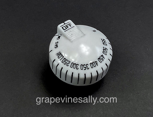 This is a NEW reproduction Vintage Robertshaw style oven gas control knob. There are no cracks or stains. Works with the original vintage Robertshaw Right Turn Model BJ thermostats.

PLEASE NOTICE: The rear knob stem length is 1.0"
