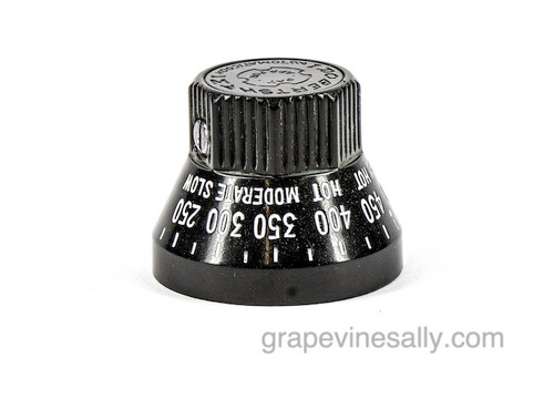 1930's Vintage Wedgewood Stove Robertshaw Oven Control Knob. No chips or cracks. Reconditioned/Relettered - Set Screw Included - Excellent like new condition.
 
MEASUREMENTS: Outer Lower Knob Diameter: 1-1/2"   