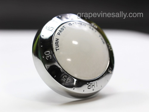 Original Vintage MAYTAG Stove Oven Timer Control Knob Dial. This oven knob was found on the late 1950's early 1960's vintage Maytag stoves. Their burner control knobs were mounted on the upper rear backsplash panel. This knob is in very nice bright and shiny 'like new' used condition.

MEASUREMENTS: Diameter 2-3/4"