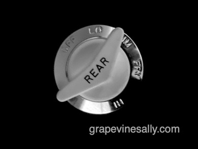 Gaffers & Sattler reconditioned 'Rear' burner control knob. There are no cracks, stains or chips - this knob is in very nice bright and shiny condition.
