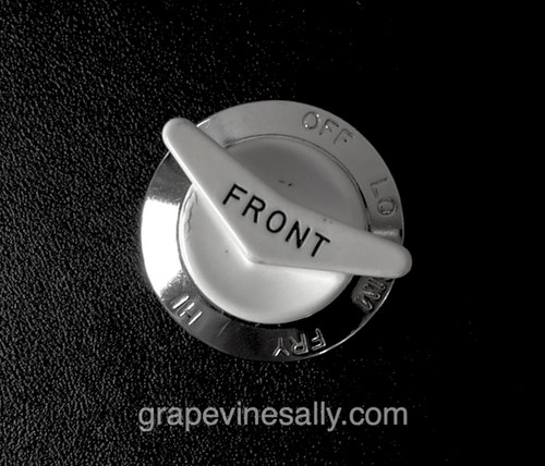 White Gaffers & Sattler re-conditioned 'Front' burner control knob. There are no cracks, stains or chips - this knob is in very nice bright and shiny condition. Used with the standard 'D' valve stem.

MEASUREMENT: Diameter: 1-15/16"

* Also available at this time are the grey G&S burner and oven control knobs and burner timer control cover. 
