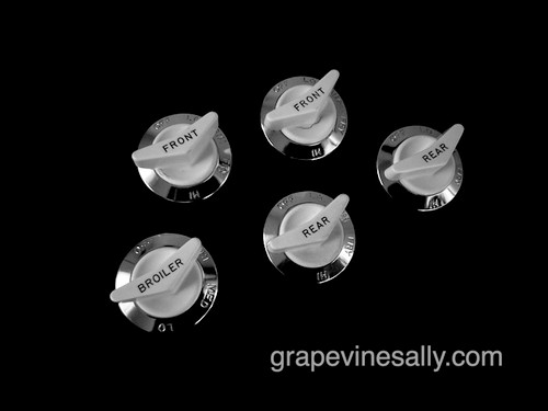 This is a very nice re-conditioned set of 5 white vintage Gaffers & Sattler burner control knobs. These knobs are in very nice used bright and shiny condition. The chrome bezels are NEW CHROME. These knob dials work with the standard 'D' valve stem.

Please note, one of the 'Rear' knobs has slight heat browning on the under side of the white bakelite V. It is very subtle, but it is there. 

Included are:

two 'FRONT'

two 'REAR'

one 'BROILER'

EACH KNOB MEASUREMENT: Diameter: 1-15/16"