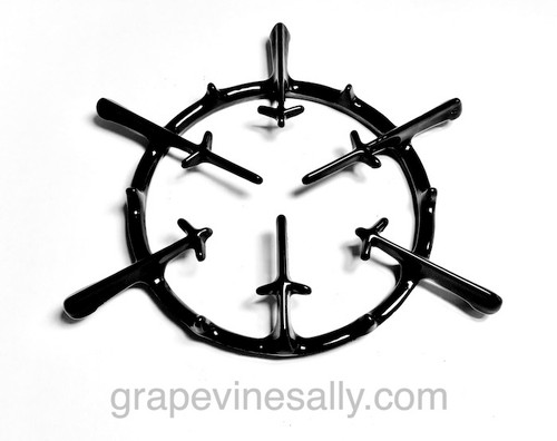 Very Rare.

NEW PORCELAIN ENAMELED Classic 1939 Wedgewood 5-Spoke Arrow Burner Grate. This is a gorgeous grate, very hard to find in good solid condition - fits the 1939 classic Wedgewood stoves. We have a very limited supply of this style grate.

MEASUREMENTS: Ring width 7-1/4" - measured from the underside 

(two spokes have pegs (see pictures)