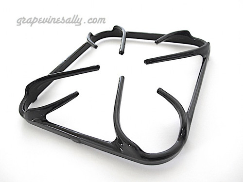 Original NEW PORCELAIN ENAMELED Vintage Tappan Gas Stove Grate. This is an original Tappan cooking grate. It is in excellent condition.  The underside has 4 short pegs. This is a gorgeous grate.
 
MEASUREMENTS: 8-3/4" x 7-3/4"

The last photo shows this grate with the matching drip tray - Please note, the pictured drip tray IS NOT INCLUDED IN THIS SALE, it is shown for demonstration purposes only.