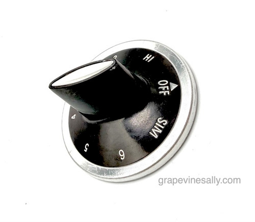 Vintage Stove Burner Flush Mount Black Control Knob Dial with Standard Rear D.

This knob is in very good bright & shiny condition, no cracks or chips. The rear D is also in good condition.

Fits the standard rear "D" valve stems - Rear Diameter: 2-3/16"

 