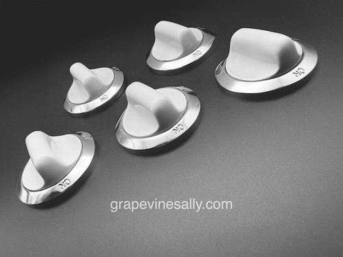 Original 1940's - 50's Western Holly Knobs.
Full Set of 5 Original Vintage Western Holly Stove Gas Control Knobs with Chrome Bezels. This is a very nice bright and shiny used set. These are the flush mount style, the rear "D"'s are in excellent condition. The bezel has the words 'ON' 'OFF'.

Diameter Underside Bezel: 2.0"

 
 