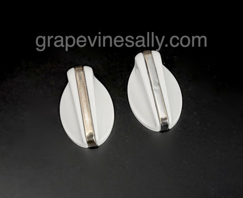 SAVE OODLES!
PLEASE READ FULL DESCRIPTION. Set of 2 original vintage stove burner flush mount control knobs. They will fit most all vintage 40's-50's stoves with the standard 'D' stem. There are no cracks, chips or stains in the white bakelite portion of this knob, it is bright white and shiny. The top trim is shiny, but some of the underlying copper is showing on the top trim and one trim is slightly dented. Thoroughly cleaned and are ready to install.

Fits the standard rear "D" valve stems 

Call with any questions.