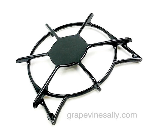 Original Classic Vintage O'Keefe & Merritt Gas Stove NEW PORCELAIN ENAMELED Simmer Style Grate. This style has the smaller 3.5" diameter simmer plate. This is the thin cast style with 3 pegs on the underside. Often found on the later 50's and early 60's O'keefe & Merritt stoves. This is a very solid grate.

MEASUREMENTS 
Ring Width (from side to side) 8-1/4" / Standing upright on cat ears to top of ring 9.0"  / Simmer Plate 3-1/2"
